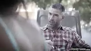 ثنائي الأختين الإفريقيتين يلعقان ثم تمتلئان من رجل أكبر