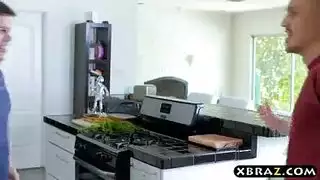 حفلة جنس مطبخية مع فتاة سمراء مغرية