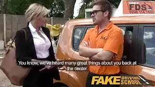 المرأة الشقراء الناضجة تأخذ دروس القيادة إلى المقعد الخلفي