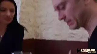بعد الغداء ، أذهب إلى غرفة الفندق لأعطيها الحلوى