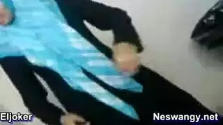 الطبيبه تكشف عليها و هي ترفض