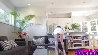 المصور يكبّر على مهبلها لالتقاط صور عارية مثيرة