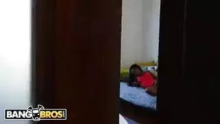 عاهرة سوداء ساخنة تتوق للسرعة: وضعية كلابية مكثفة وقذف على الوجه