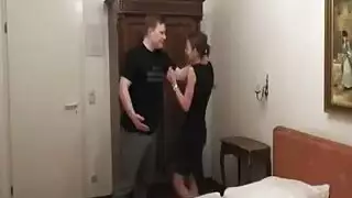 ملكة الصحراء تأخذه بعمق
