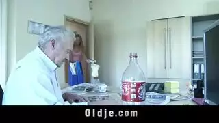 خادمة مثيرة تمص وتنيك رجل عجوز بقوة