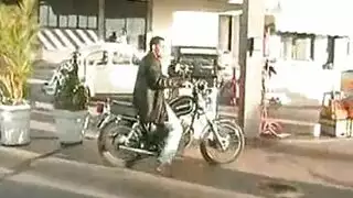 قذف على الكاميرا في ضوء النهار