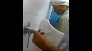 جلسة بورن مثلي سري لرجال مصريين في حمام عام