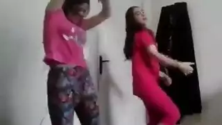 رقص بطني مثير يؤدي إلى مشهد جنسي صريح