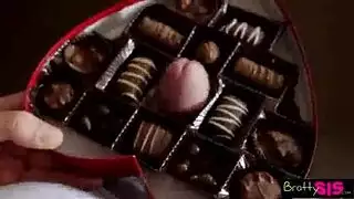 الاخت تناك من اخوها مقابل ان يوصله الئ المدرسه