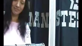 نيك خفي في غرفة القياس: لحظة إباحيّة ناريّة لصاحبة المحل