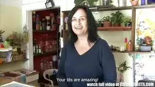 سيدات كبيرات يتم تناولهن جنسياً في مشهد صريح