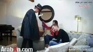 يستخدم عصاه السحرية لينيكها بقوة