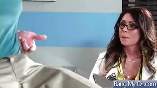 سيدات ناضجات يتبادلن القصص والشركاء