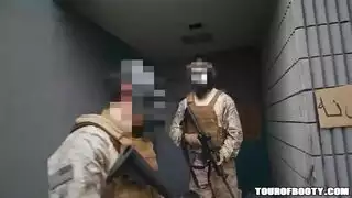 جنس في قاعدة مهجورة: الجنود يتناوبون على أسيرة مقيدة
