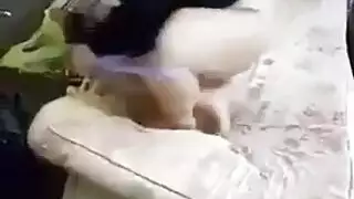 شباب بتوبوسه بنات في صدره