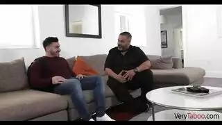 تابو عائلي: أم مثيرة جنسياً تمارس الجنس