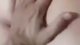 الإمساك بتلافيف جسدها وفرك بظرها من خلال سروال داخلي ساتاني