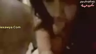 عاهرة ماهرة تُمارس معها الجنس بعمق من قبل زوج مجهز جيدًا