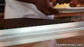 العاهرة العنيدة تتوسل لجماع قاسٍ