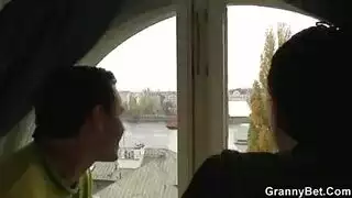 قضيب حمار ضخم صارخ يقف منتصباً