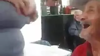 رجل مسن يعبث بصدرها بفمه في فيديو إباحي صريح