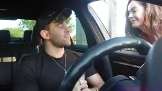 يجعلها تمتص الديك بقدر ما يريد