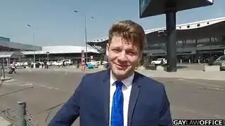 جنس صريح على الأريكة: الفاتنة اللاتينية برينا تأخذ قضيبًا أسودًا ضخمًا