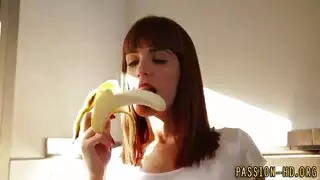 فيمبوي سيسي يخلع سرواله الداخلي ويستمني في ملابس مثيرة