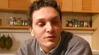 سكس رجل يشوف بنت مجنونه ويسلها باالسيره علئ بيته وينيكها