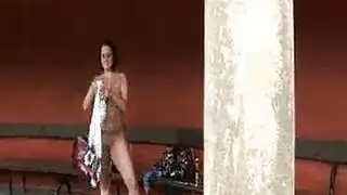 فاتنة الأشقر جين كارين هي سخيف والد أفضل صديق لها ، أمام مكان النار
