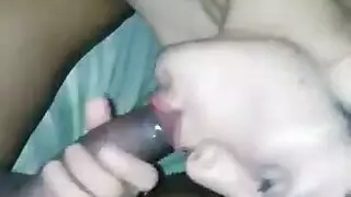 مصاصة الديك الأسود وشقراء سلوتي يمارسون الجنس بشكل رائع أثناء وجودهم على السرير