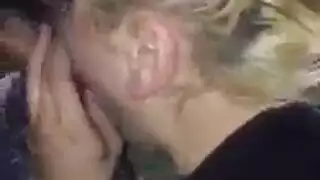 الفرخ الأشقر مثير وزوجها والدها يمارسان الجنس الفموي ويئن من المتعة أثناء كومينغ