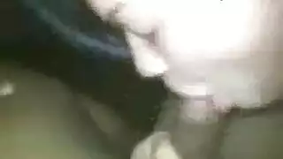 تمص زبه بحرارة في السيارة و تخرج له المحنة الساخنة عبر فمها اللزج و هو منتشي