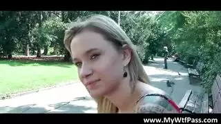 شقراء رائعة تطرح في منزلها الضخم وفرك بوسها محلوق تمامًا ، مثل عاهرة