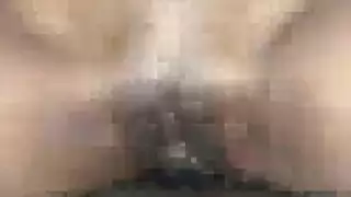 اثنان من الأحبار في الكعب العالي وفتاة في فستان زهري على استعداد للاستمتاع بأنفسهم