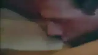 فتاة ريترو ساخنة ذات نظارات سوداء تمارس الجنس مع رجل أبيض من حيها