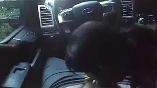 امرأة سمراء مفلس في حزام الرباط يأخذ ديك صديقها الخاص بها من الخلف، على الطاولة.