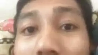 رجل متعب فرك بلطف ديك شريكه الصعب، لأن زوجته لم تكن في المنزل
