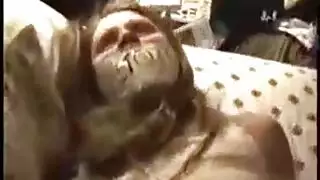 فتاة شابة وجميلة يستمني في غرفة النوم