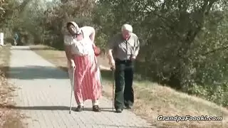 يحب فاتنة شقراء للقيام بذلك مع رجلين في نفس الوقت ، واحدًا تلو الآخر.