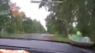 شابين يقلون فتاة و يذهبون بها الى منزل مهجور ليتيمتعو بحويها