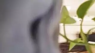 أمي المشاغب هي وجود قطب في المكتب، مع صديق زوجها، لإظهار لهم لديه شيء لها