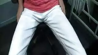 نحيف شقراء في سن المراهقة على وشك أن يكون الجنس المتشددين مع صديقها.