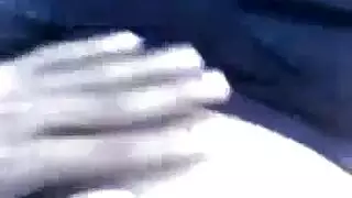الفتيات الكلية الوشم حريصة على الحصول على الثلاثي مع صديقهم الطيب، على الأريكة