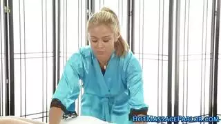 مدلكة آسيوية كبيرة ، نزل أوليف أوشن وقذرة بأداتها الجديدة ، على الأريكة