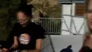 فاتنة اثنين على وشك الحصول على الثلاثي مع رجل غني قذري، في منزله