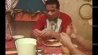 السيدة الإيطالية العصير مع كس الحلاقة هي الحصول على ديك شريكها الضخم ، في غرفة النوم.