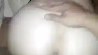 الحمار الكبير الجمال الآسيوي يرتدي جوارب مثيرة مثل الفاسقة المجنونة ، بينما يستمني بالنسبة لنا