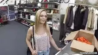 فتاة أمريكية ساخنة للغاية تبيع كسها لصاحب المحل و تتناك باوضاع شيدة مقابل المال