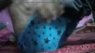 أقرن أقرن إدراج قضبان اصطناعية في المهبل والهرج الخاصة بهم والحصول على رحلة الحمار